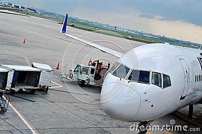 Loading cargo on a plane