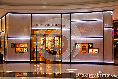 Louis Vuitton @ The Dubai Mall. The largest store in the Middle East. They  have the same collectio…