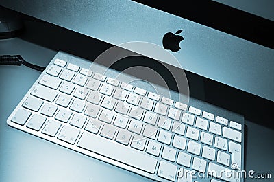 在办公桌上的Mac苹果电脑在工作地点 免版税