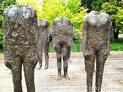 Magdalena Abakanowicz’s Standing Figures at the Nelson-Atkins Museum of Art