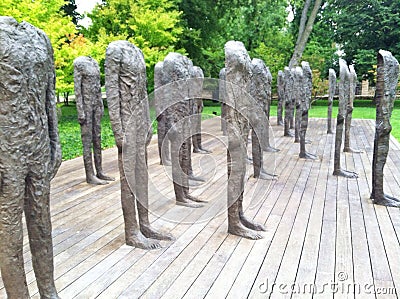 Magdalena Abakanowicz’s Standing Figures at the Nelson-Atkins Museum of Art