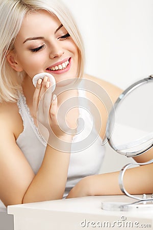 Makeup Applying. Beautiful Woman doing Daily Makeup. Cosmetic sponge