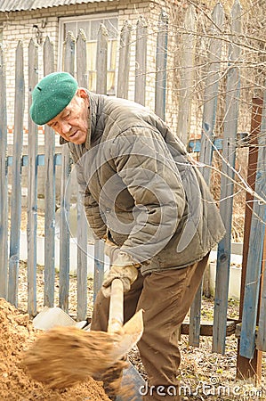 man-digging-ground-4832065.jpg