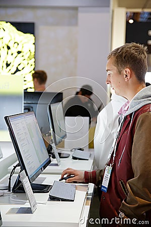 Man tries new all in one LG computer at CES 2014