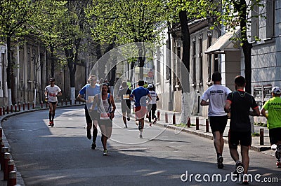 Marathon particiants running through the city