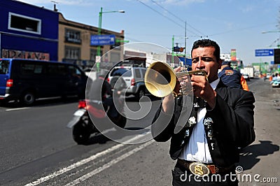 Mariachi play music in Mexico City