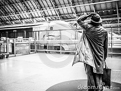 Martin Jennings s sculpture of Sir John Betjemann greeting the Eurostar, St Pancras Station, London, UK