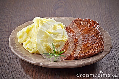 Mashed potatoes and beef steak