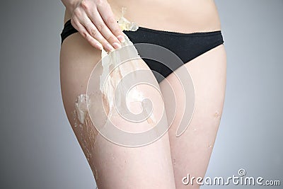 Mask for skin thighs against stretch marks and cellulite
