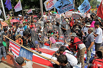 Mass protest greeted US President Barack Obama in Philippines