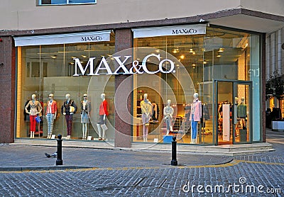 The Max store started its function at Cochin from yesterday. I have heard a lot about the store at Bangalore from my friends and so set out to do some
