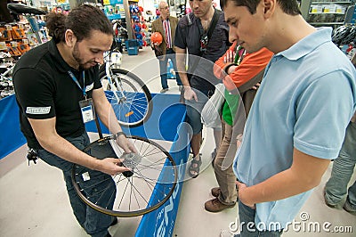 Mechanic teaching people how install a cassette on a wheels hub