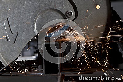 Metal cutting saw