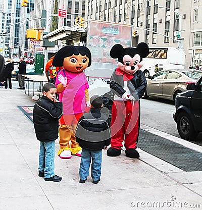 mickey-y-dora-que-encuentran-sus-ventiladores-22399593.jpg