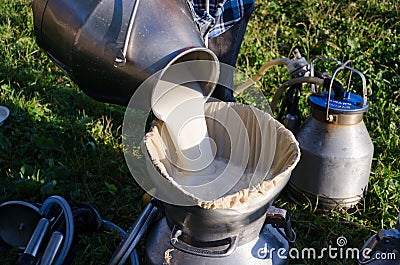 Milker pour filter fresh milk to can