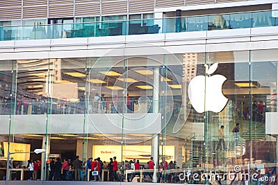 More customer in apple store