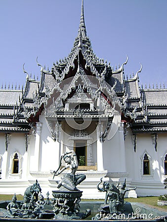 Mother Earth Fountain and Thai Temple