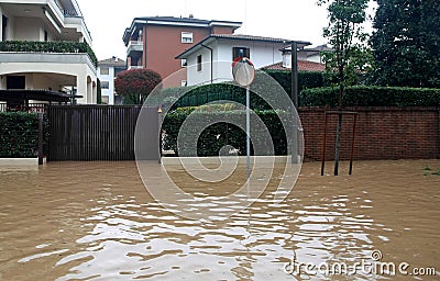 Mud River invades the road completely submerged during the flood