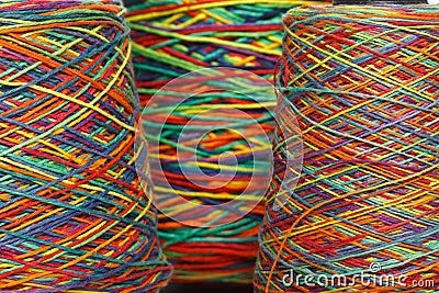 Multicolored yarn roll