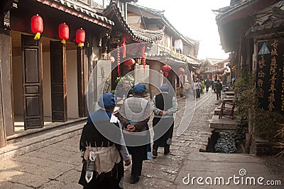 Naxi Crowd walking in Lijiang old town.