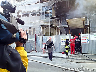 News reporter and building on fire