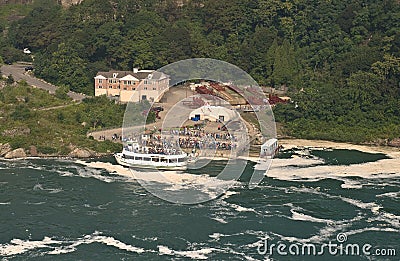 Niagara falls, people going on the maid of the mis