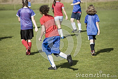 踢足球的女孩 免版税库存图片 - 图片: 1340536