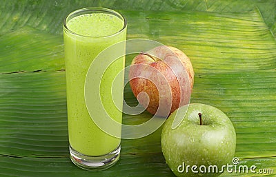 苹果牛奶刷新的震动圆滑的人 库存图片 - 图片
