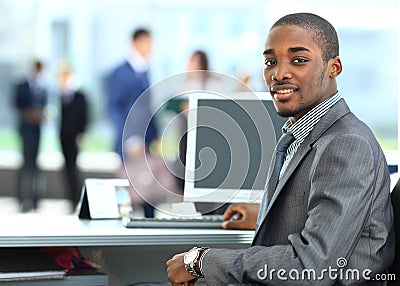 显示计算机膝上型计算机的非裔美国人的企业家