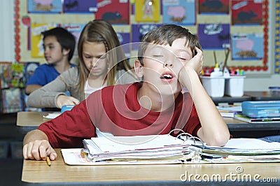 睡觉在教室的男孩 免版税库存照片 - 图片: 296