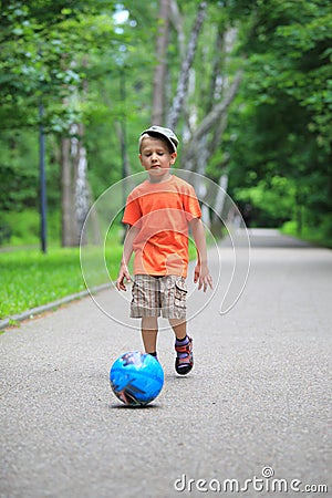 男孩在公园踢球户外 库存图片 - 图片: 3194614