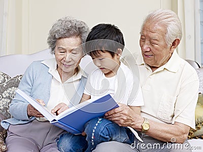 祖父母和孙子 免版税库存照片 - 图片: 3353017