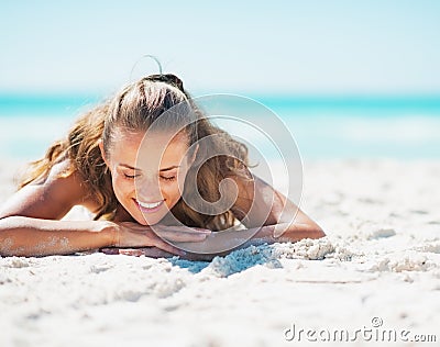 放置在海滩的泳装的愉快的妇女 免版税库存图
