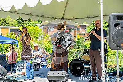 Nu Klezmer Army, musical group feeling the music