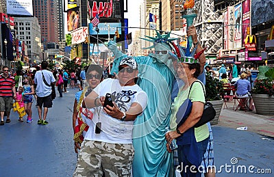 NYC: Family Posing with Statue of Liberty Mime