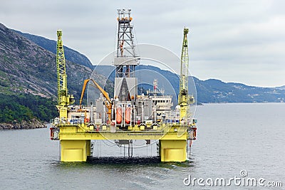 Ocean offshore oil rig drilling platform off