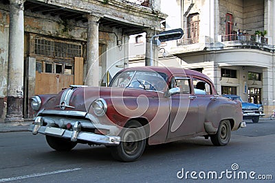 Old car running in Havana 2