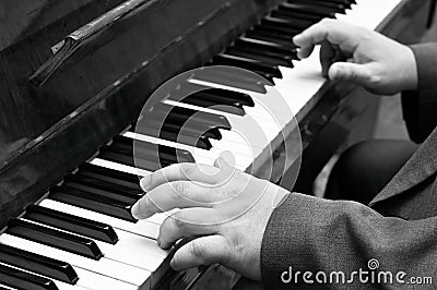 Old jazz musician plays piano