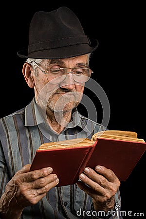 old-man-reading-book-8292299.jpg