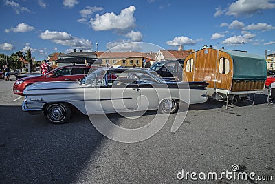 1959 Oldsmobile Dynamic 88 coupe, with caravan