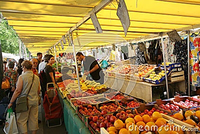 Outdoor vegetable market in Paris