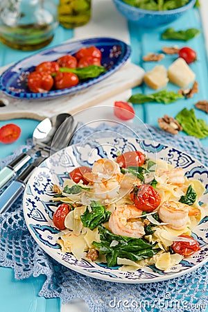 Pasta with shrimp, spinach and cherry tomatoes