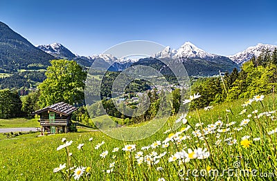 ... Paysage idyllique d Ã©tÃ© dans les Alpes avec le cottage de montagne