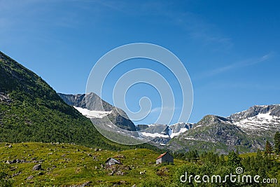 Paysage norvÃ©gien avec la montagne et la hutte grise sur le premier ...