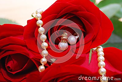 Pearl jewelry set in red roses