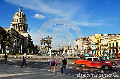 People in the center of Havana with the Capitolio as background