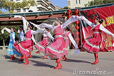 People dance tibetan dance