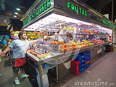 People shopping in the Barcelona La Boqueria Market