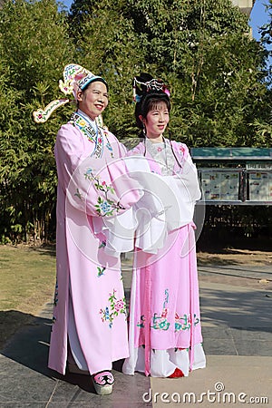 People sing yue opera