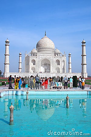 The people visit Taj Mahal